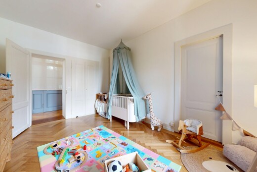 salon avec drywall, cloison sèche, parquet floor, et inside property