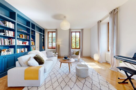salon avec inside property, parquet floor, built in shelves, étagères intégrées, et drywall