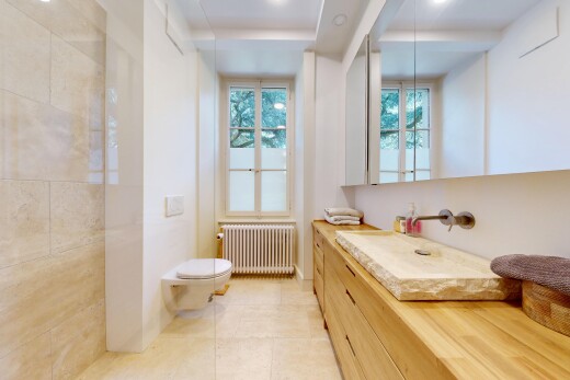 salle de bains avec miroir, radiateur, lavabo (ou coiffeuse selon le contexte), lumière naturelle, et natural light