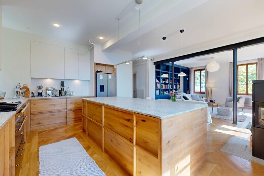 cuisine avec parquet floor, éclairage suspendu, réfrigérateur, inside property, et armoires à panneau plat