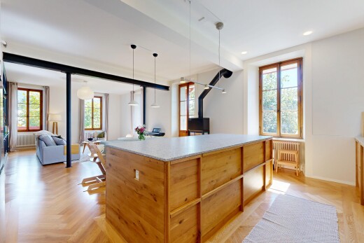 cuisine avec parquet floor, inside property, éclairage suspendu, natural light, et lumière naturelle