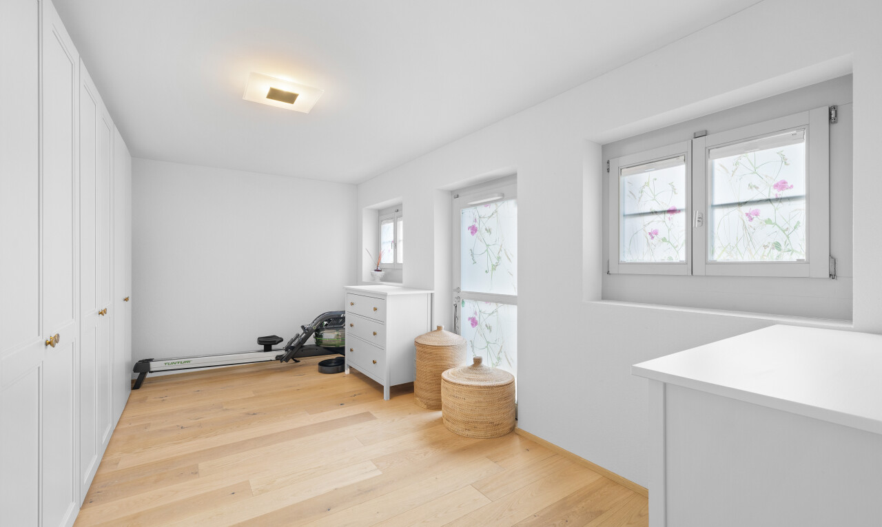 büro mit holzfußboden, natürliches licht, und gipskartonwand