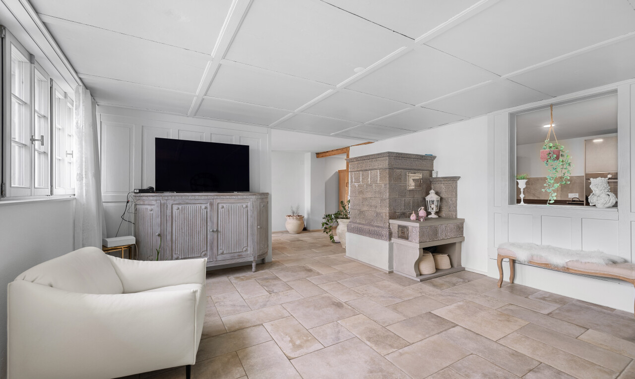 wohnzimmer mit fernseher und gipskartonwand