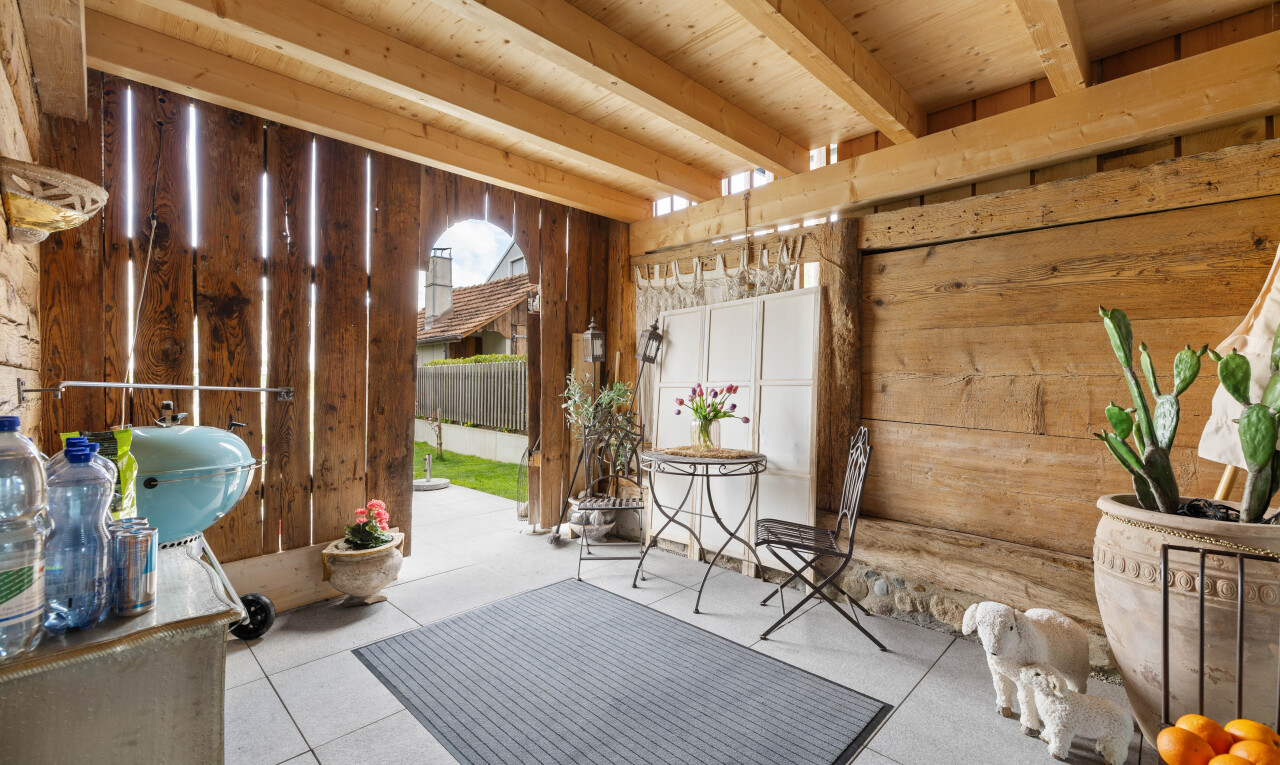 innenraum mit zaun und terrasse