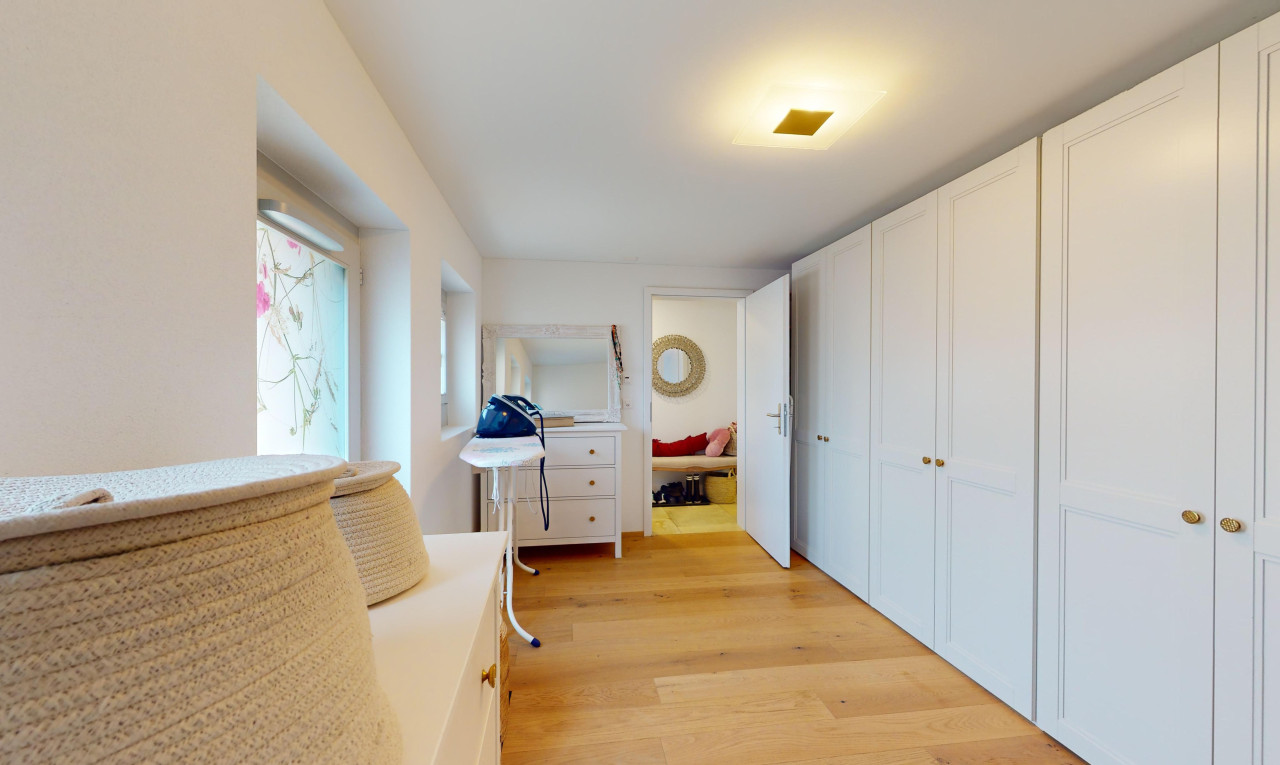 zimmer / schlafzimmer mit natürliches licht und parkettboden