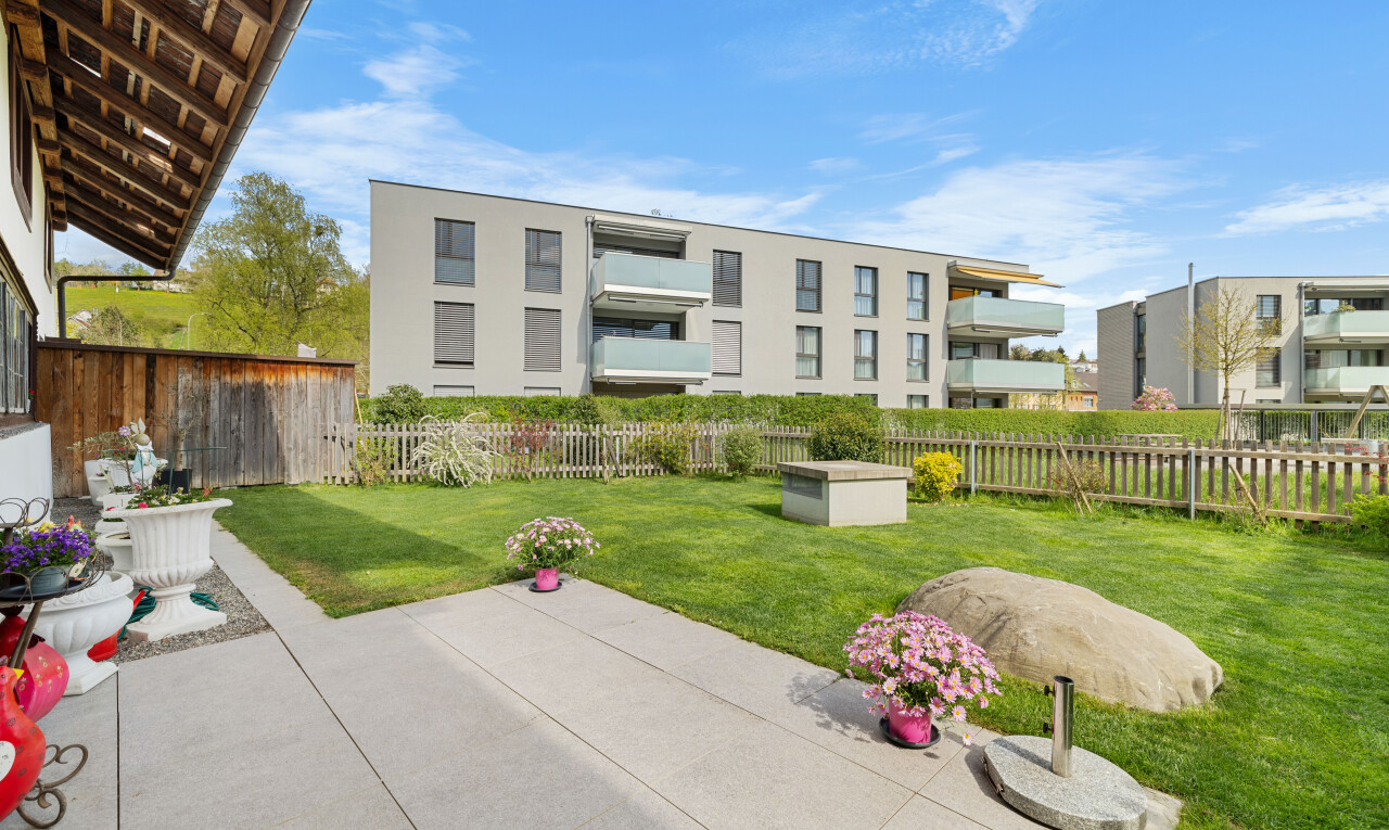 außenansicht mit zaun