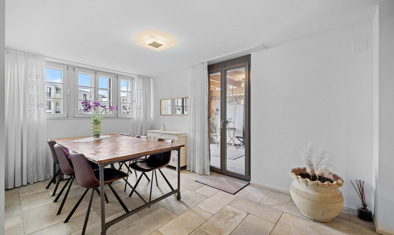 esszimmer mit gipskartonwand und natürliches licht