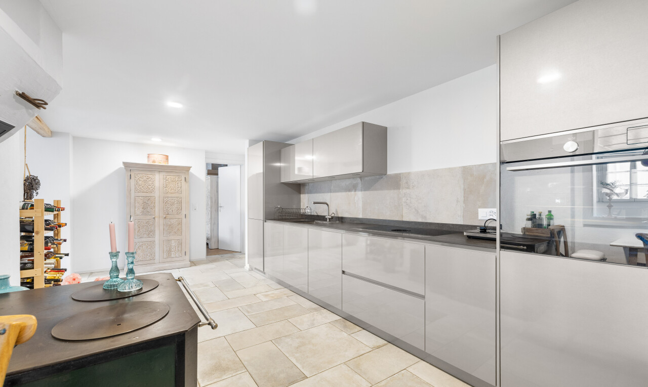 küche mit arbeitsplatten, weiße schränke, schränke mit flachen paneelen, und gipskartonwand