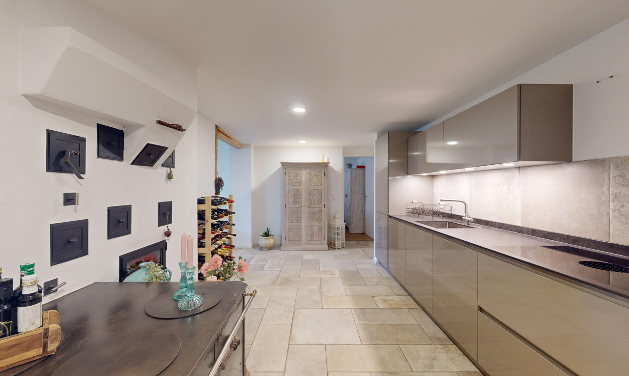 küche mit fliesenboden, schränke mit flachen paneelen, arbeitsplatten, und waschbecken