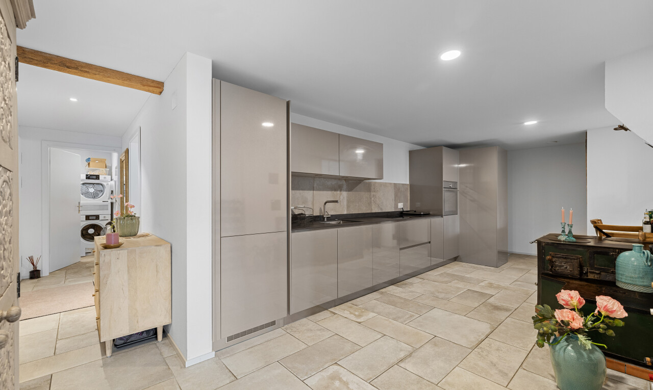 küche mit einbauleuchten, schränke mit flachen paneelen, arbeitsplatten, und gipskartonwand