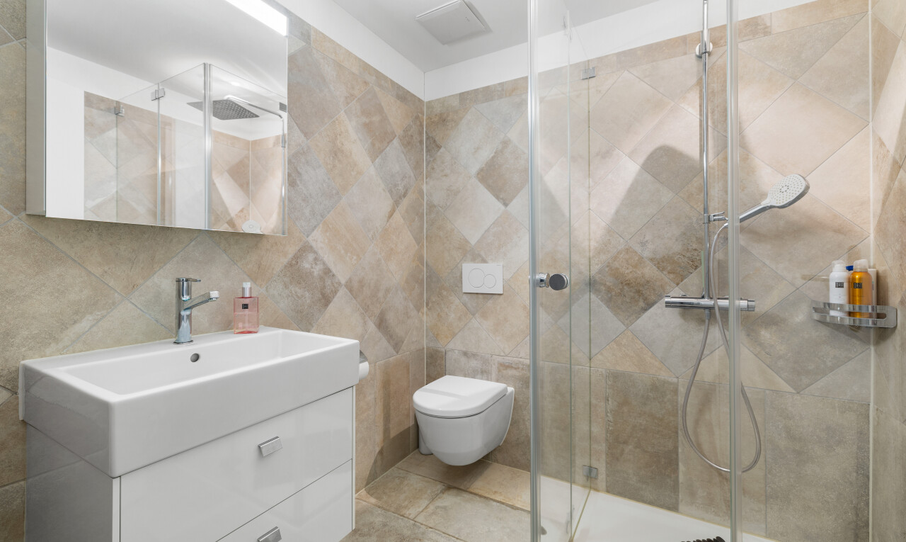 bad mit schminktisch, fliesenwand, und dusche