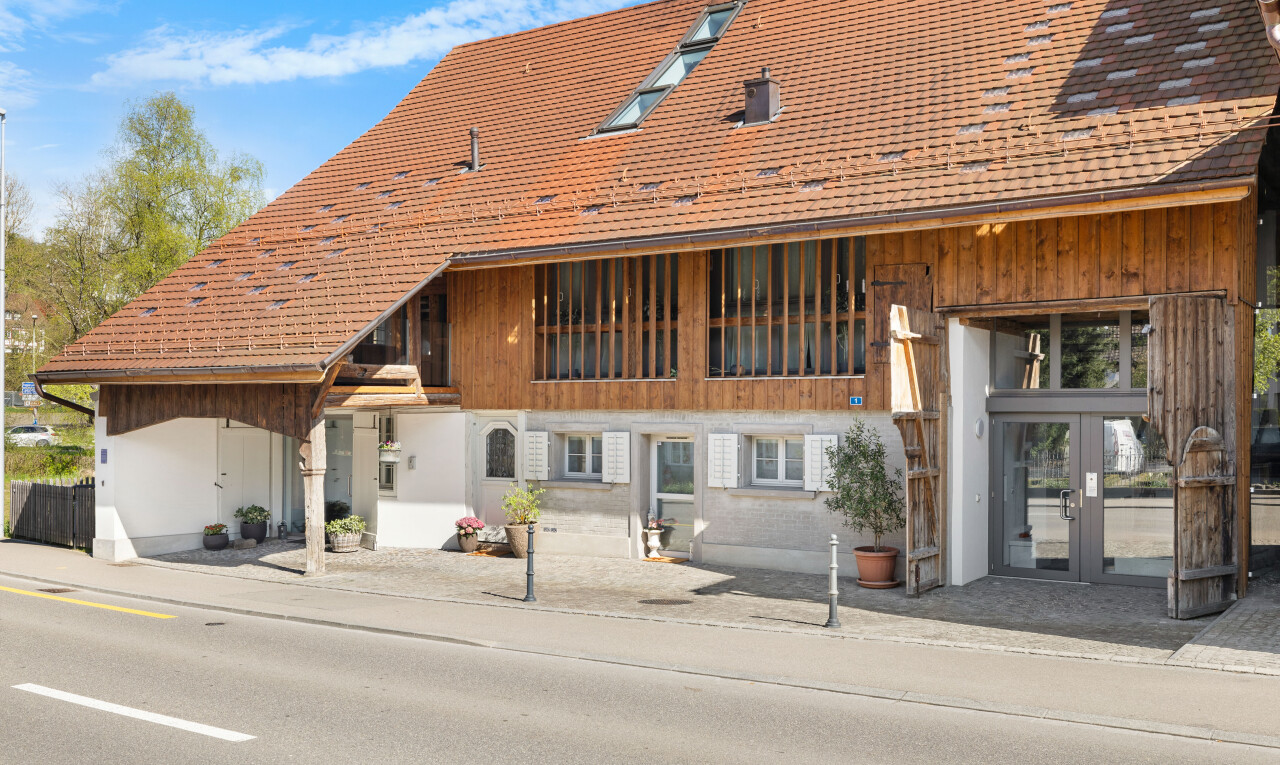 außenansicht mit holzverkleidung, französische türen, und vertikale verkleidung