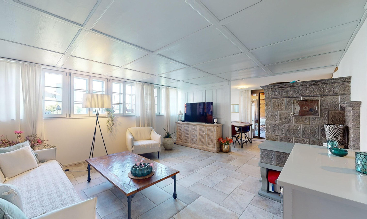 wohnzimmer mit fernseher und natürliches licht