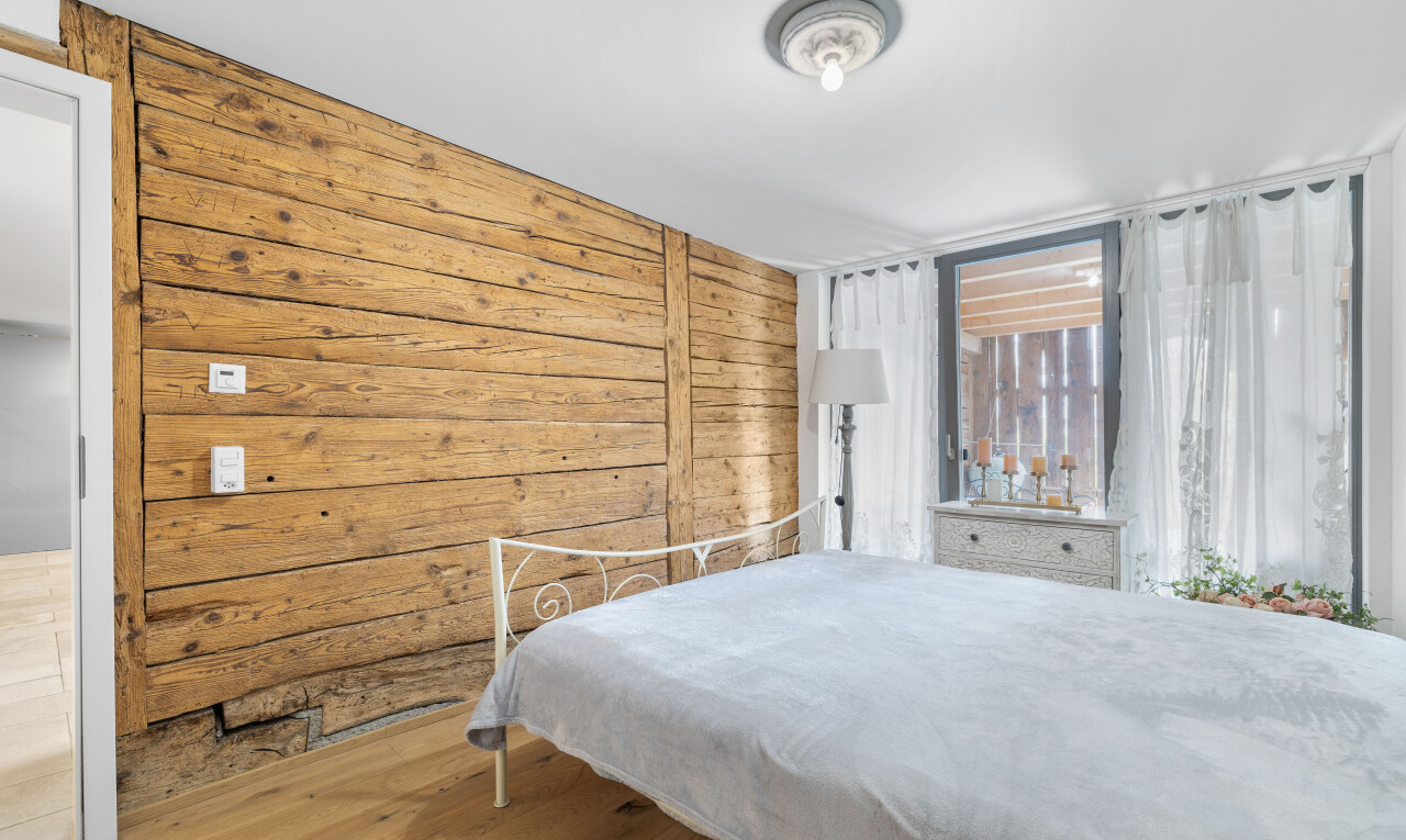 zimmer / schlafzimmer mit holzfußboden und natürliches licht