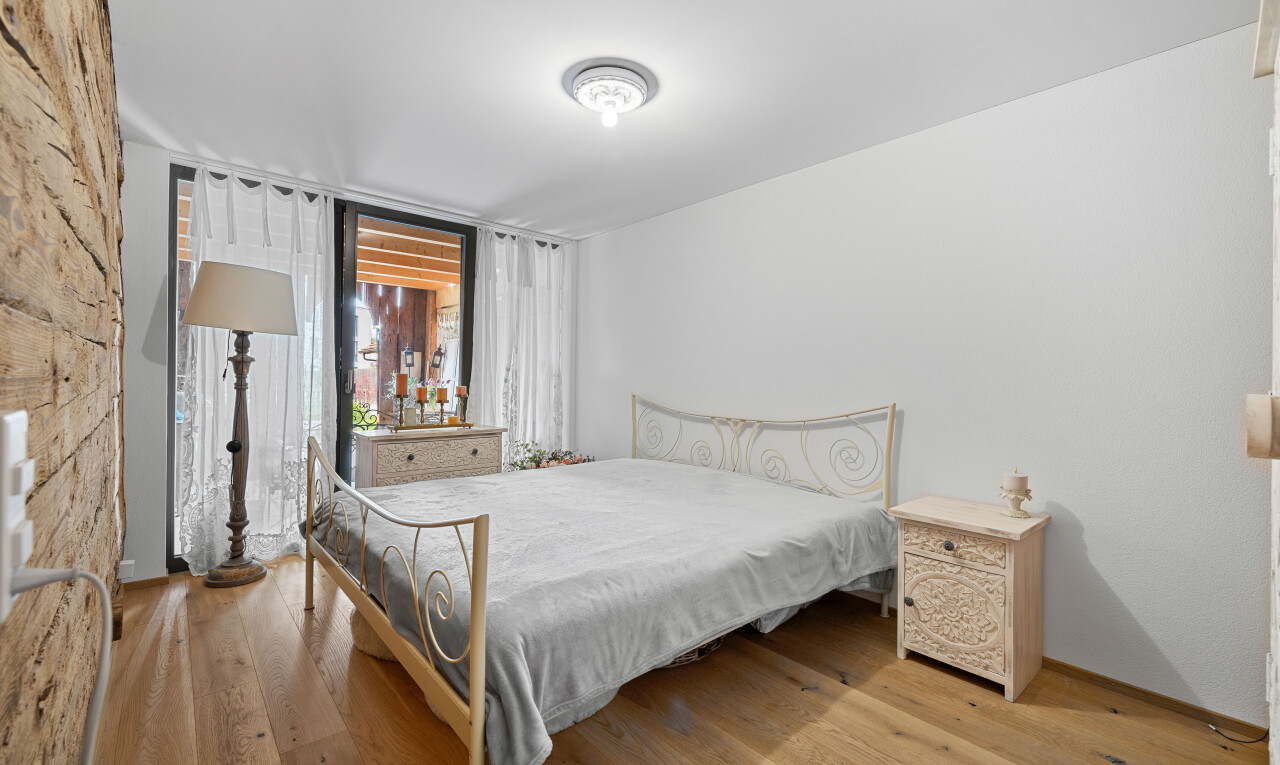 zimmer / schlafzimmer mit holzfußboden, natürliches licht, und gipskartonwand