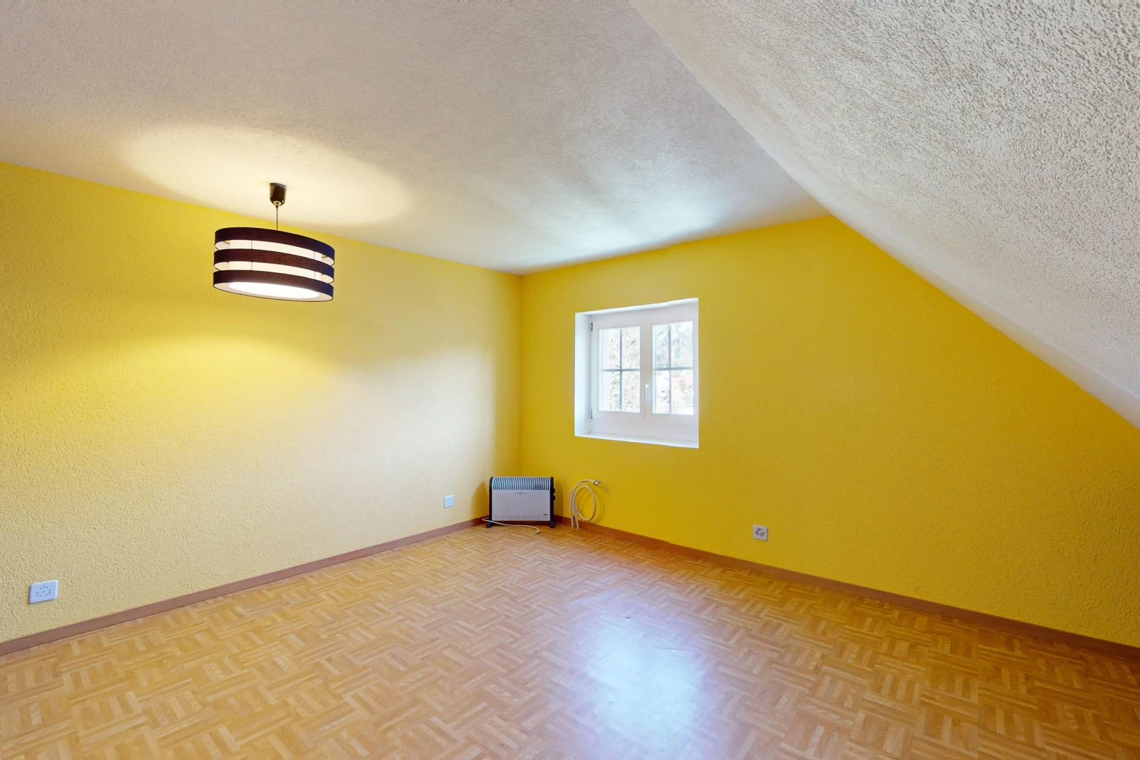 pièce vide avec plafond bas, parquet, plafond en crépis, plafond voûté, et lumière naturelle