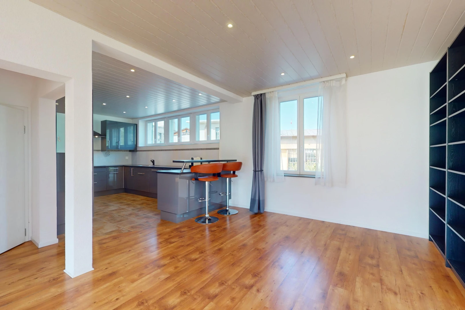 espace intérieur avec lumière naturelle et plancher de bois