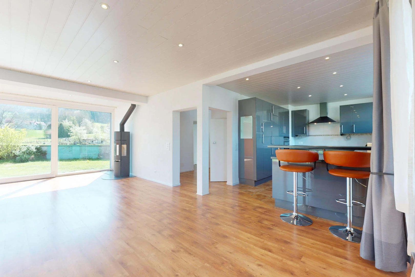 espace intérieur avec lumière naturelle et plancher de bois