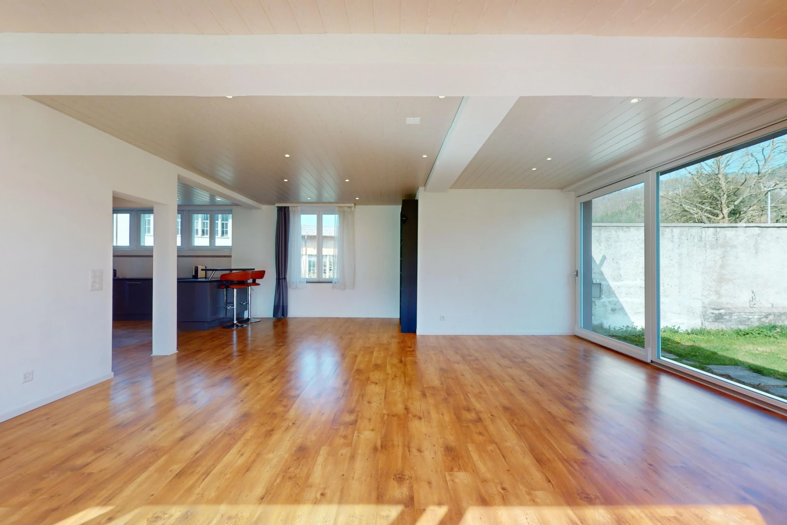 pièce vide avec lumière naturelle et plancher de bois