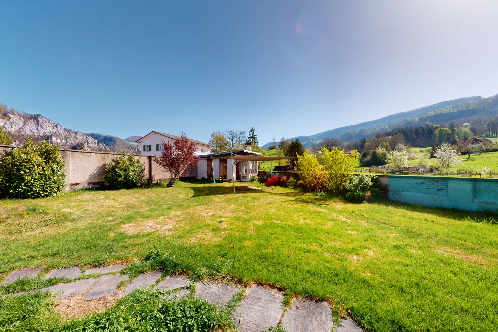 jardin avec pelouse et vue sur la montagne