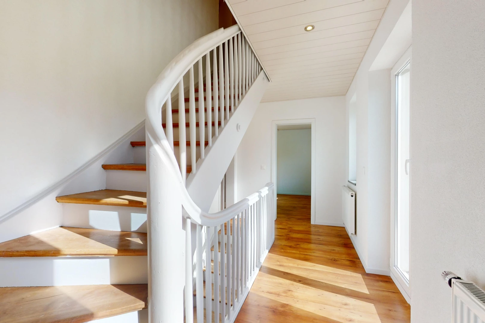 escaliers avec radiateur et plancher de bois