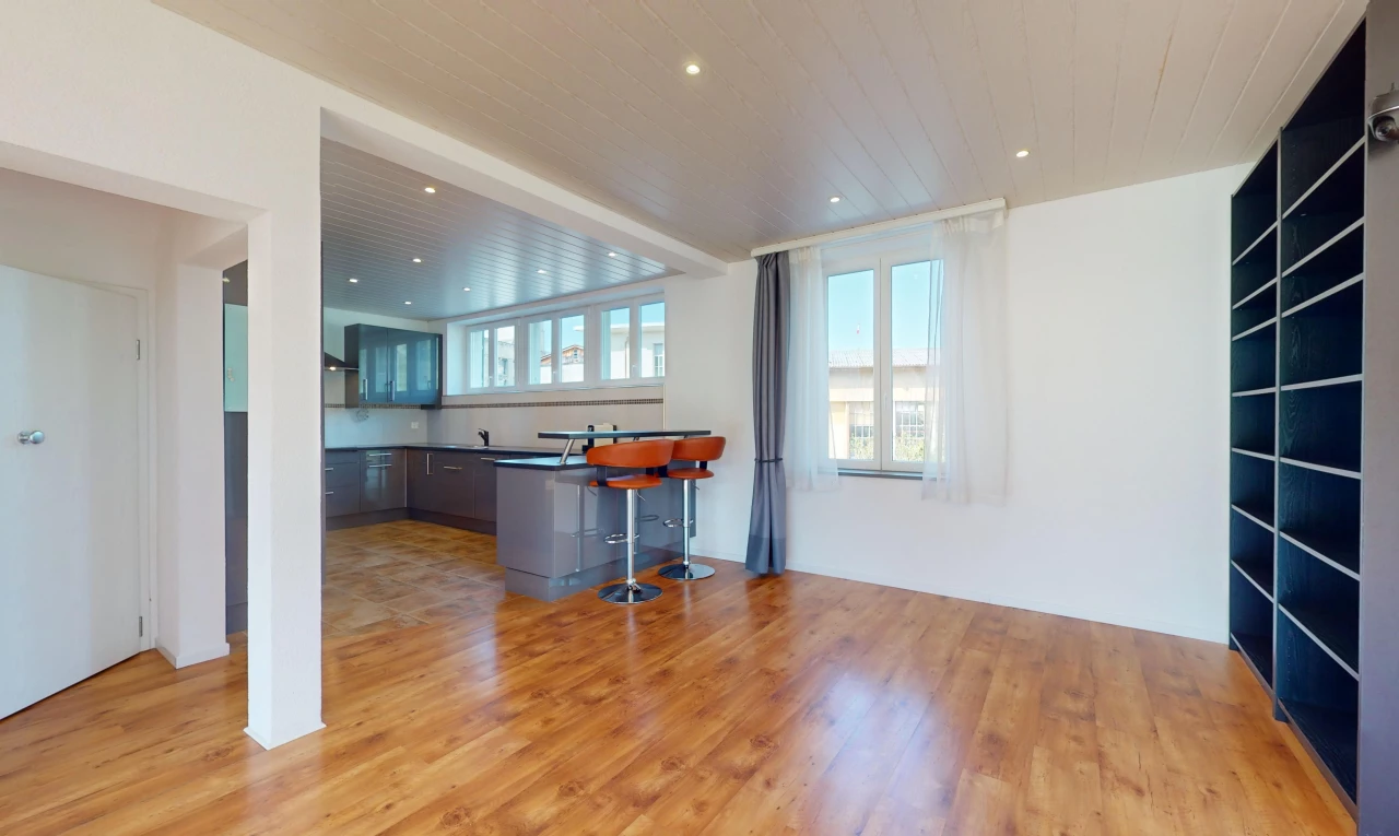 espace intérieur avec lumière naturelle et plancher de bois