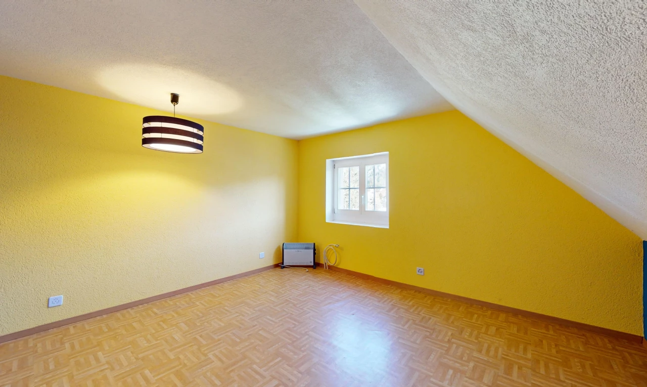pièce vide avec plafond bas, parquet, plafond en crépis, plafond voûté, et lumière naturelle