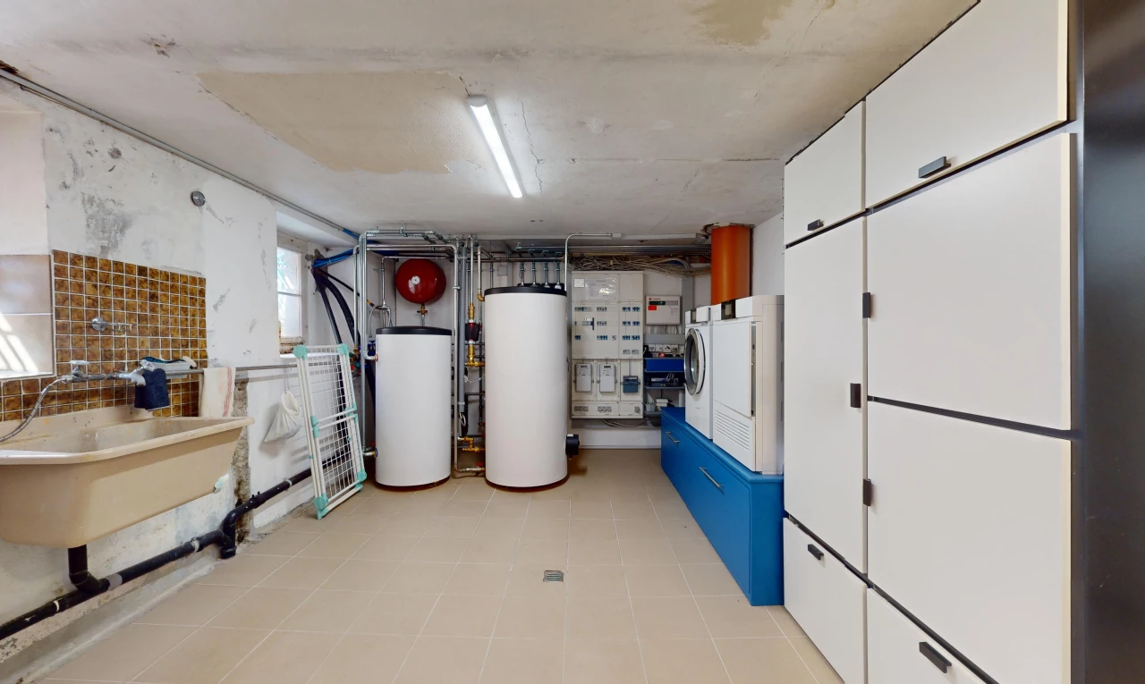 espace intérieur avec chaudière, machine à laver / sèche-linge, et carrelage
