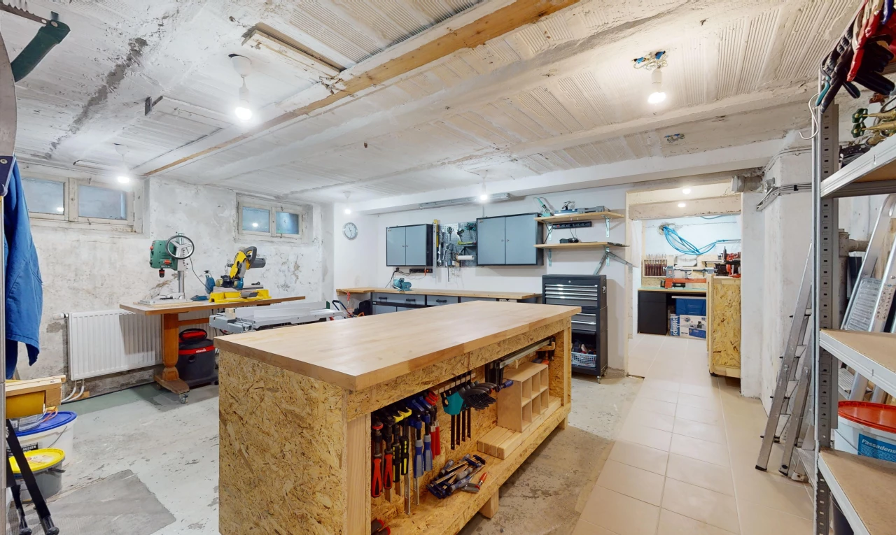 cuisine avec plan de travail en bois, radiateur, étagères ouvertes, et carrelage