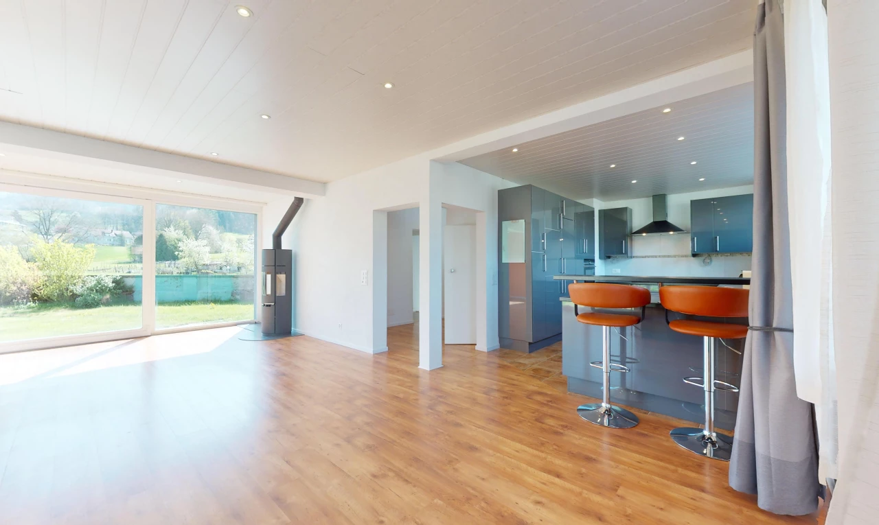 espace intérieur avec lumière naturelle et plancher de bois