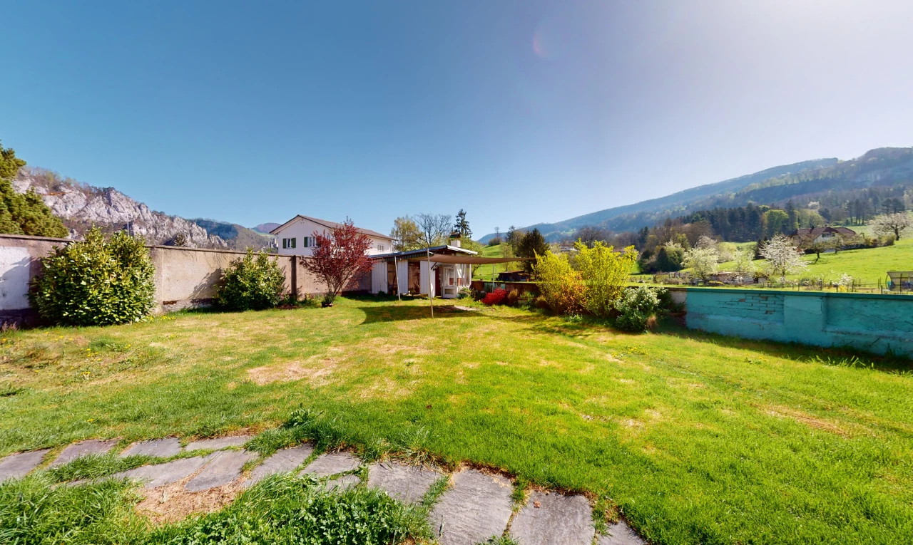 jardin avec pelouse et vue sur la montagne