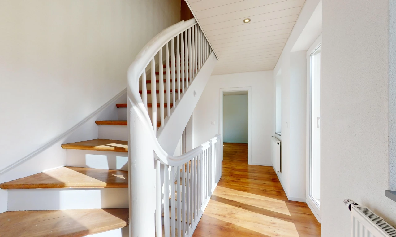 escaliers avec radiateur et plancher de bois