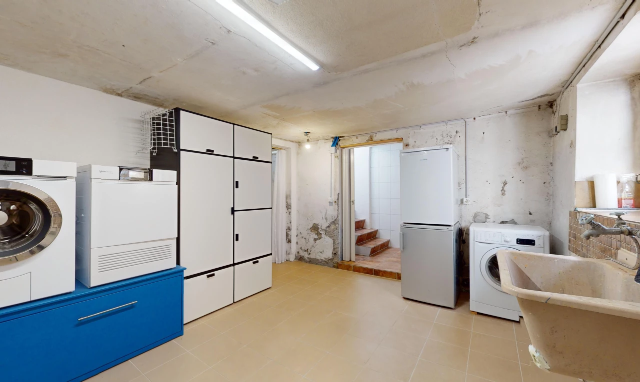 buanderie avec carrelage et machine à laver / sèche-linge séparés