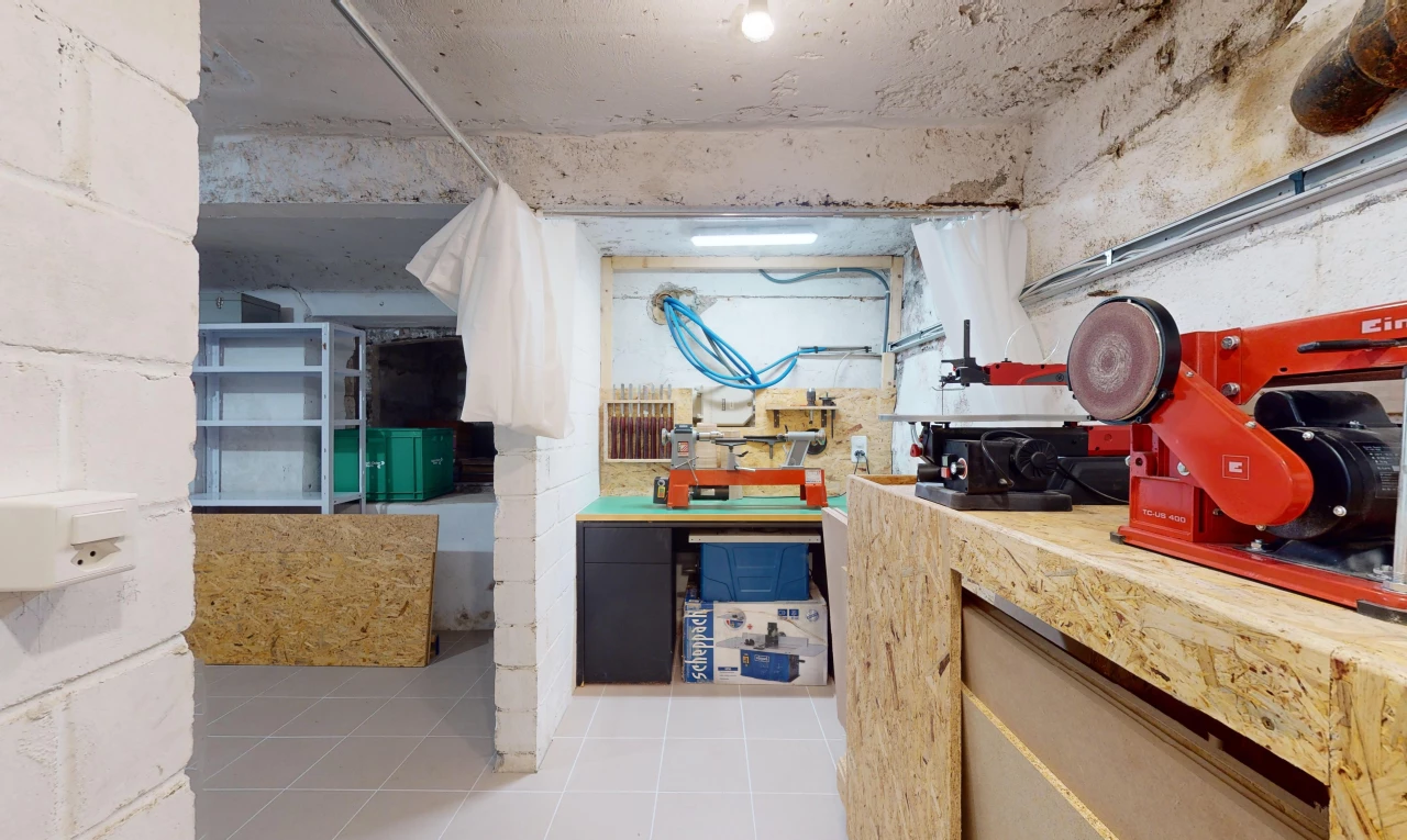 cuisine avec plan de travail, plafond en béton, et carrelage