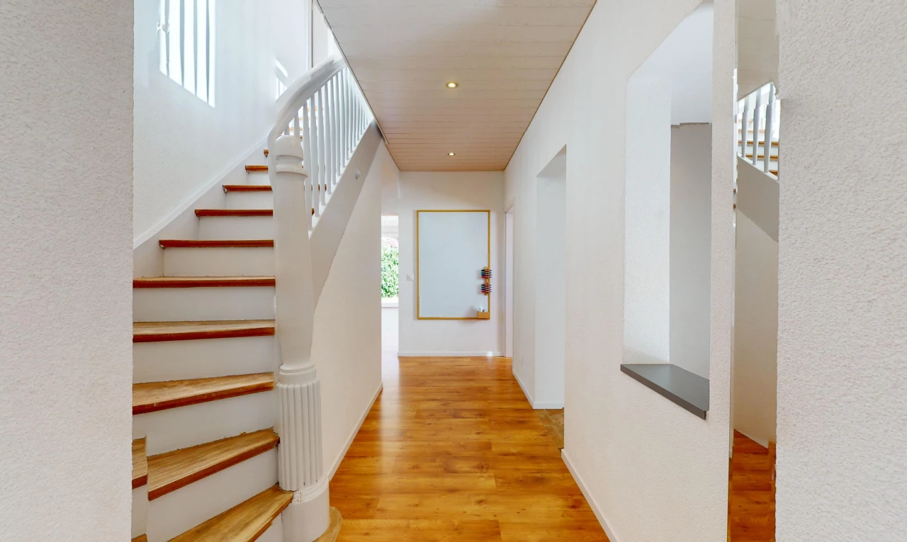 escaliers avec lumière naturelle et plancher de bois