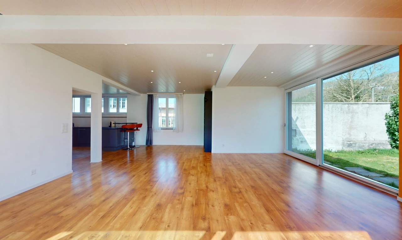 pièce vide avec lumière naturelle et plancher de bois