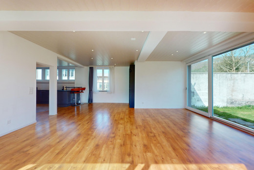 pièce vide avec lumière naturelle et plancher de bois