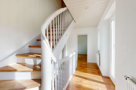 escaliers avec radiateur et plancher de bois