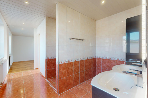salle de bain avec mur carrelé, plancher de bois, et carrelage