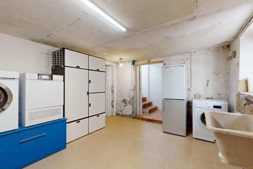 buanderie avec carrelage et machine à laver / sèche-linge séparés