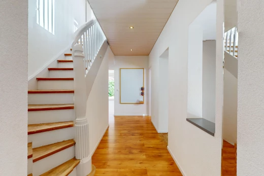 escaliers avec lumière naturelle et plancher de bois