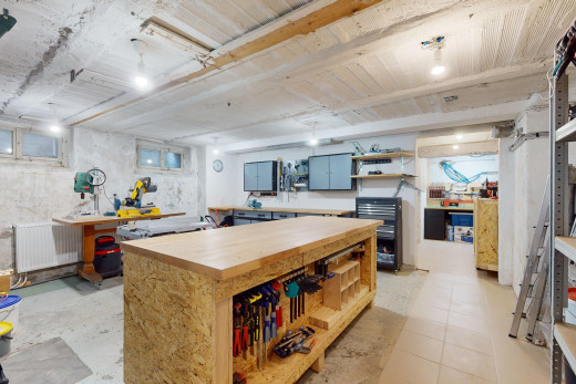 cuisine avec plan de travail en bois, radiateur, étagères ouvertes, et carrelage