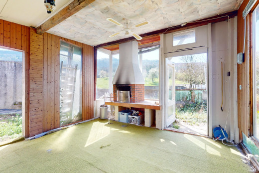 pièce vide avec mur en bois, lumière naturelle, ventilateur de plafond, et moquette