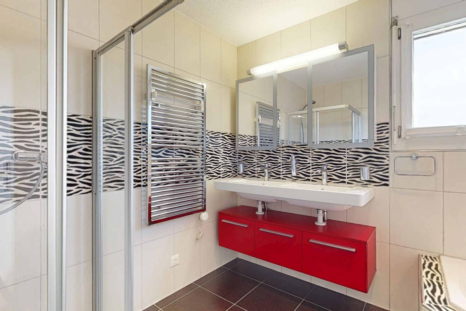 bad mit fliesenwand, tile wall, kühler, komplettes badezimmer, und spiegel