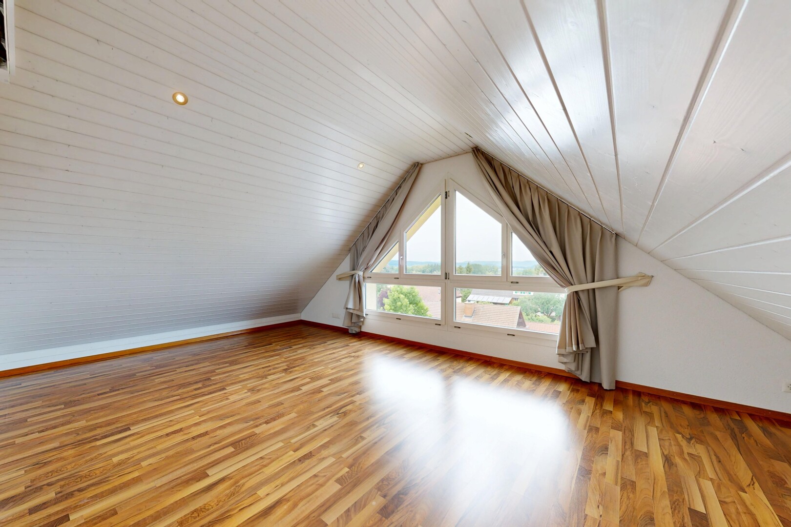 leerer raum mit niedrige decke, low ceiling, dachschräge, vaulted ceiling, und holzfußboden