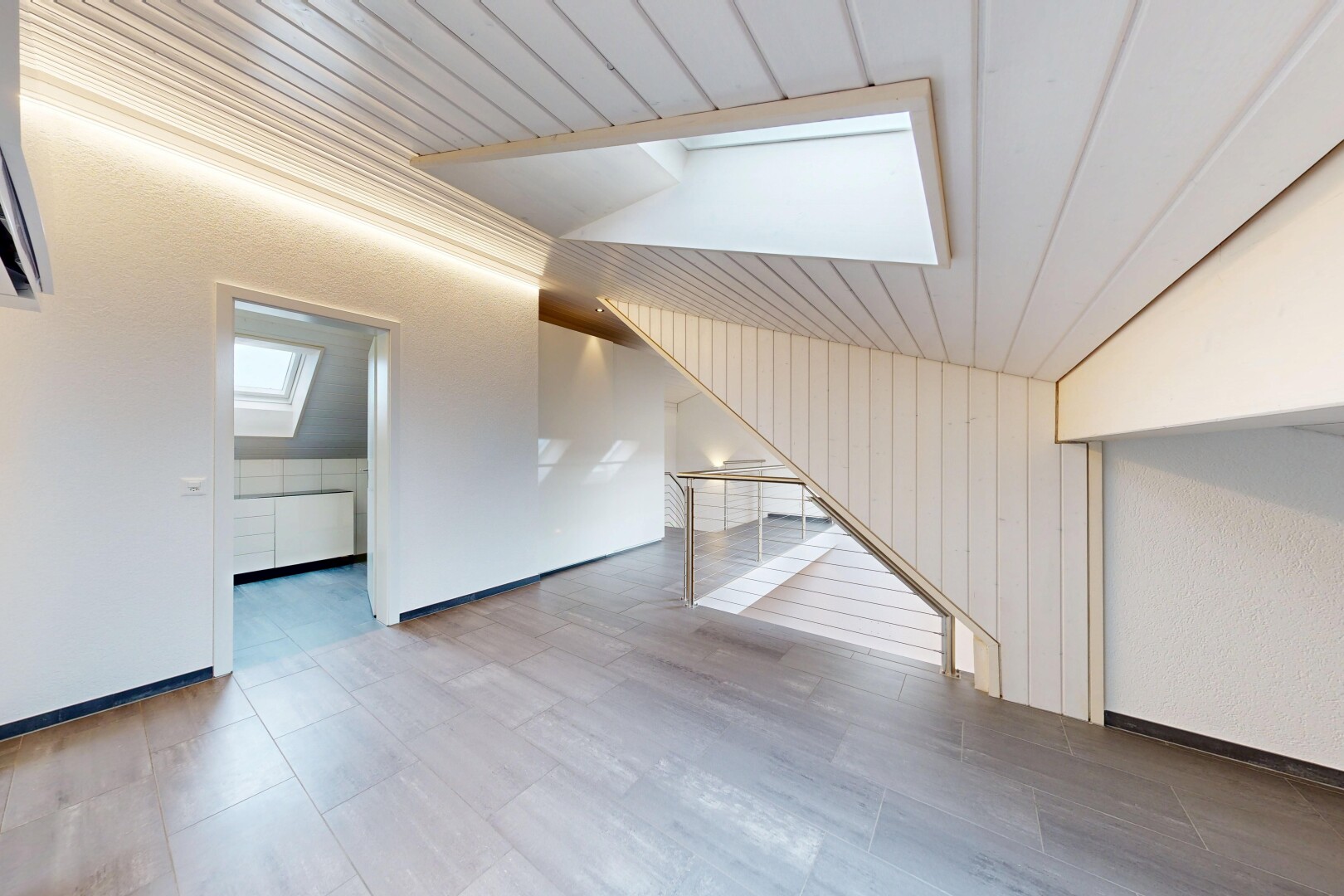 leerer raum mit dachfenster und inside property