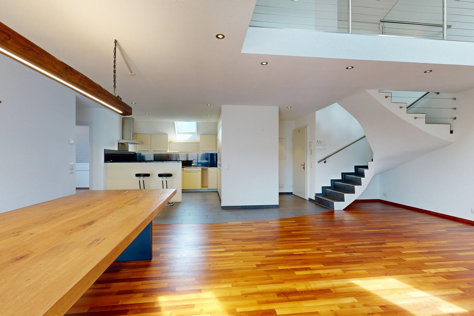 küche mit opens to living area, öffnet sich zum wohnraum, drywall, gipskartonwand, und wood finish floor