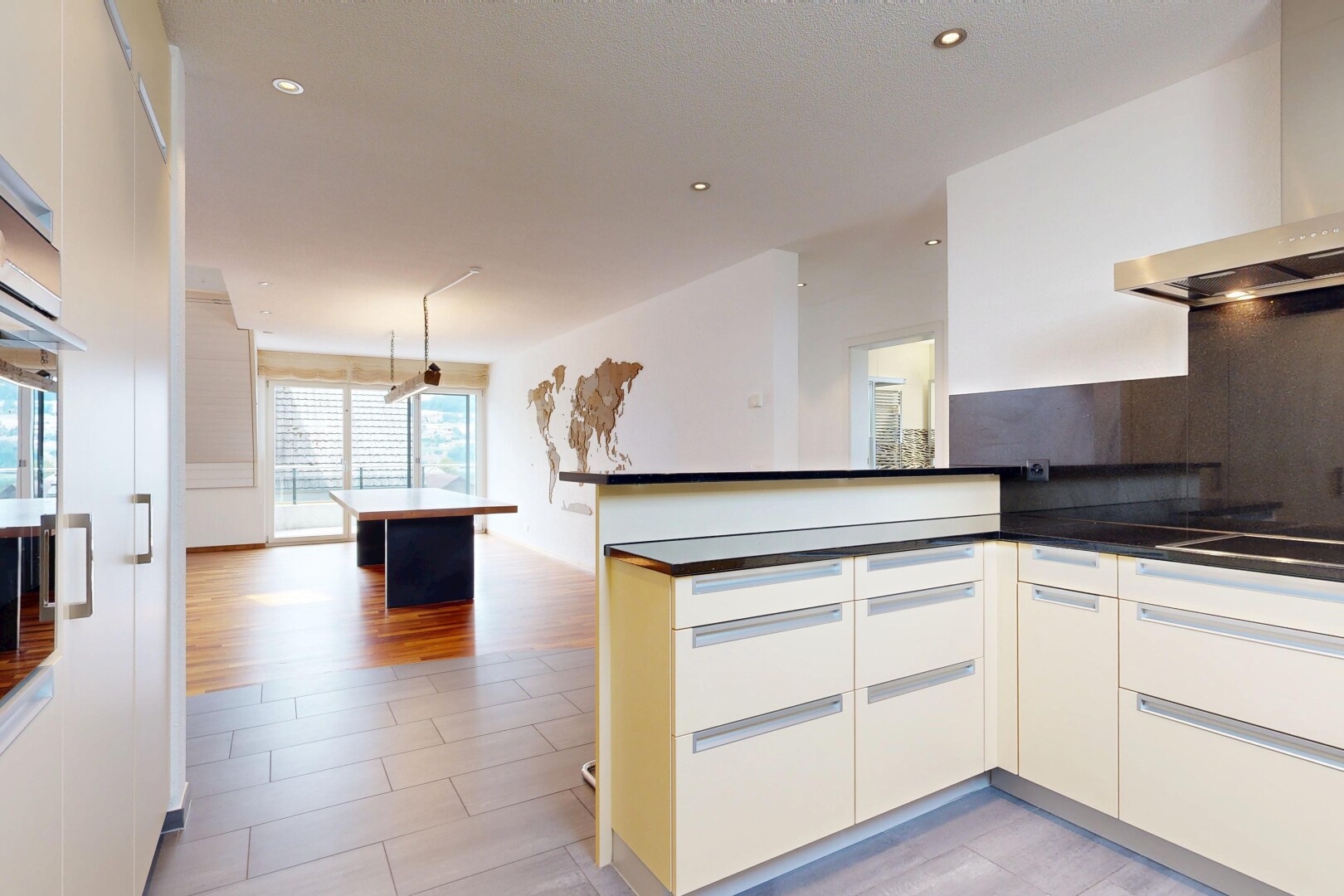 küche mit dunstabzugshaube, kitchen peninsula, küchentheke, natural light, und natürliches licht