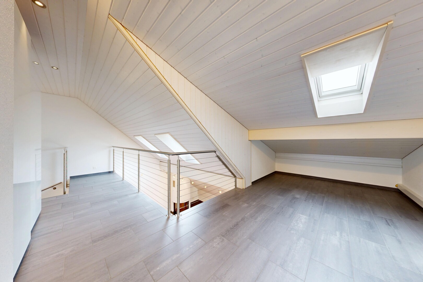 leerer raum mit inside property, dachfenster, holzfußboden, wood finish floor, und holzdecke
