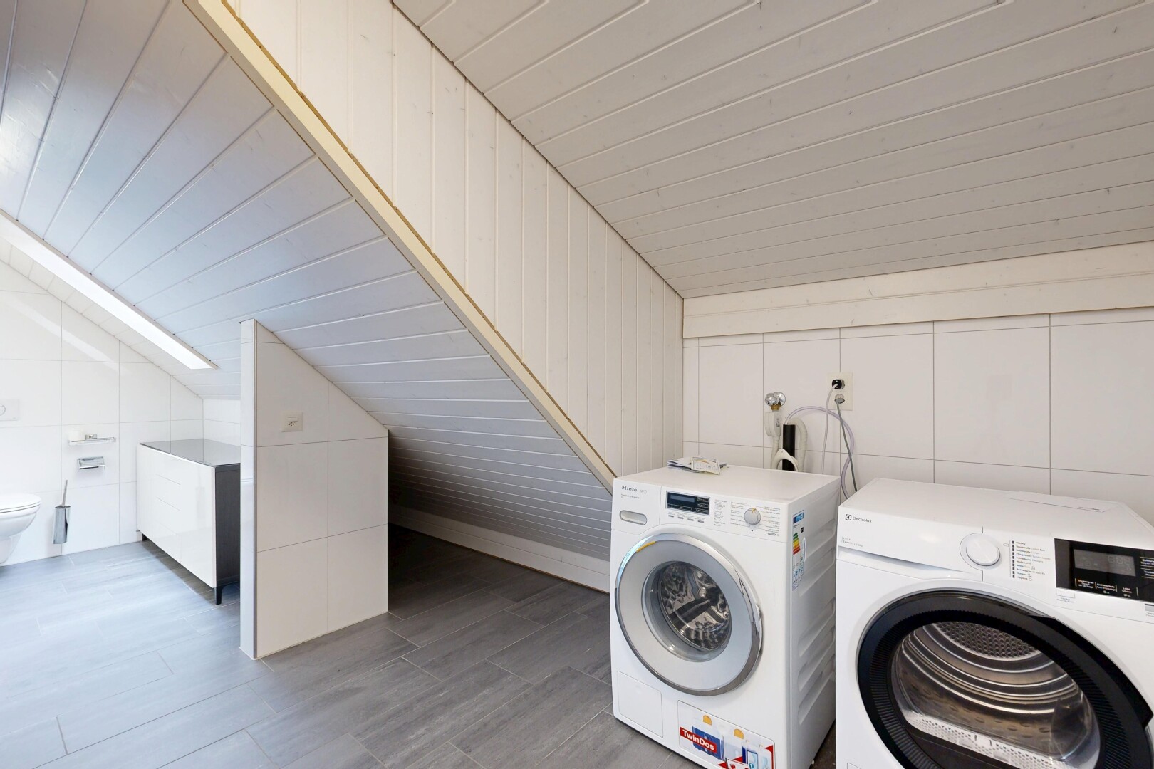 wäschekammer mit dachschräge, vaulted ceiling, holzfußboden, wood finish floor, und wäscherei